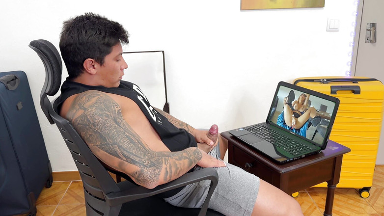 Winter_steph: Une star du porno sort de l’écran de l’ordinateur pour...