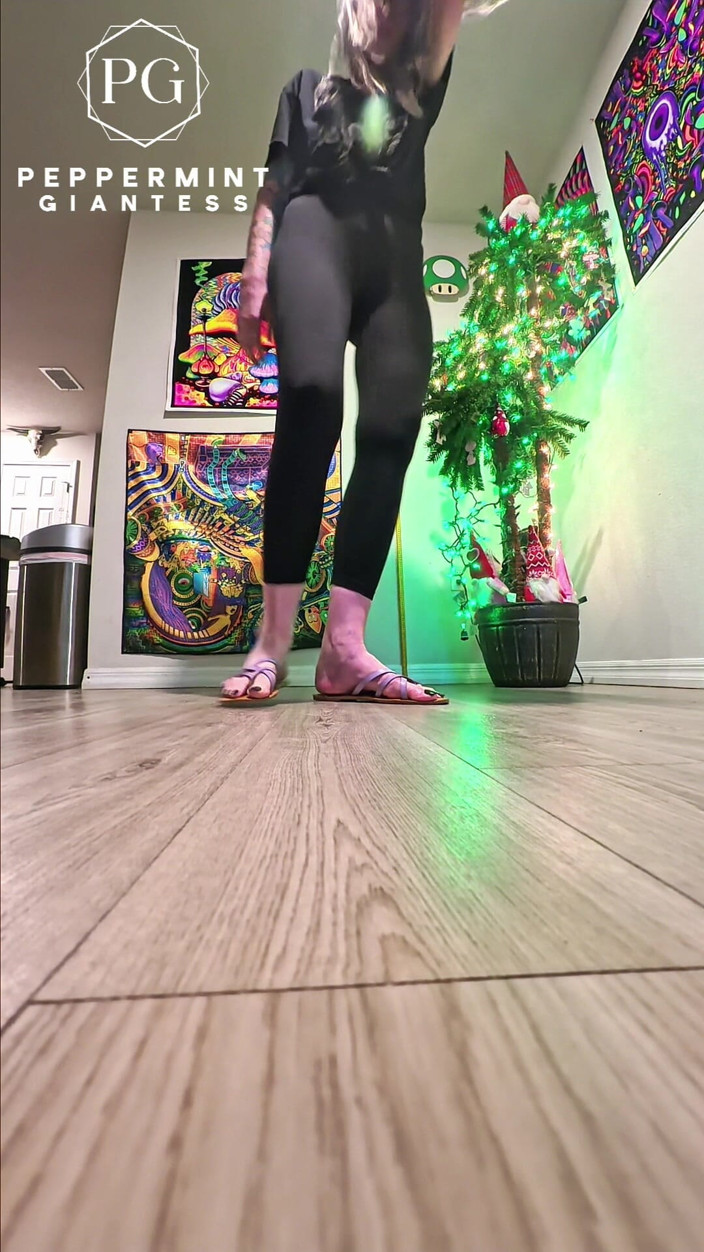 Peppermint Giantess: 6'7 гигантесса давит землю в сандалиях, интенсивные сло-мо стомпы в видео от первого лица