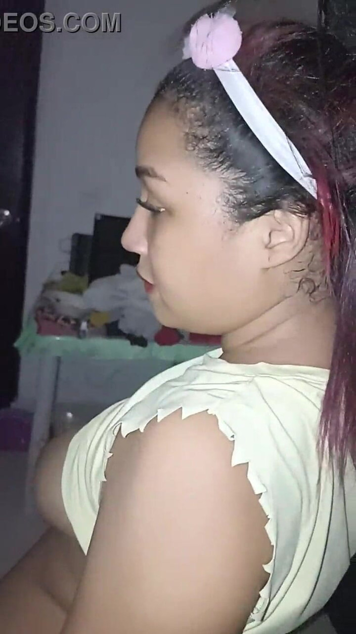 Pikaa6: Une brune de 18 ans aux gros seins flasques de New...