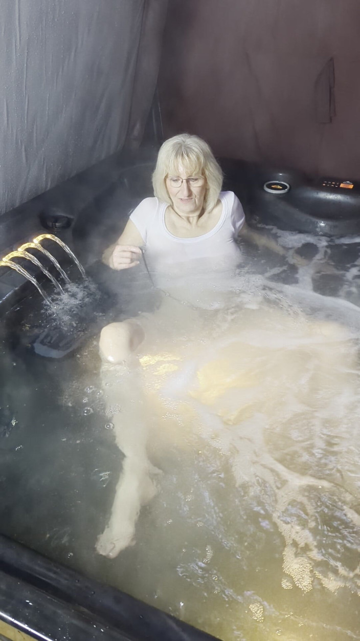 Morgan Shipley: Bañera de hidromasaje y consolador divertido, divertido!