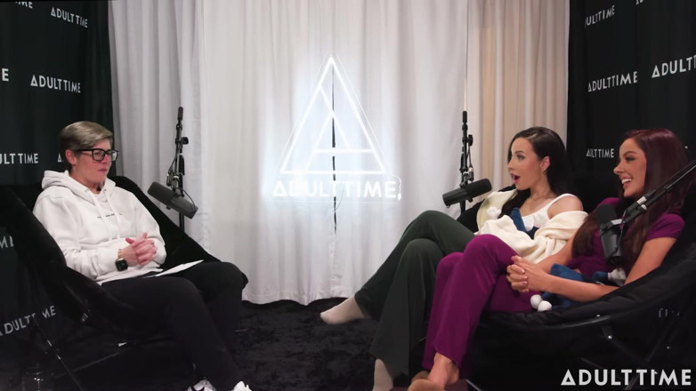 Adult Time Podcast: Podcast di pornostar dopo sveltina lesbica