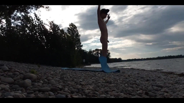 Jon Arteen: Slender nudista boy faz ioga nua em uma praia naturista....