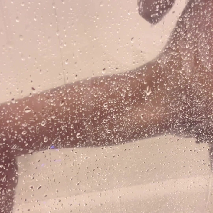 Emilycreams1: Rasarsi nella doccia 2