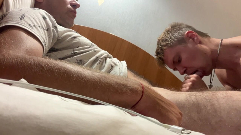 MaxHotty: Suge-se reciproc cu tatăl vitreg și ejaculează în gură în hotel