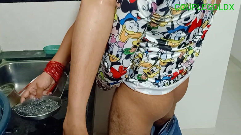 Sexy Komal: Doamna din interior spală ustensilele. Hei, am nevoie de niște...