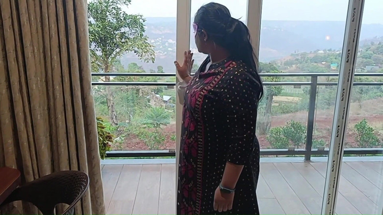 AbhiAkkisWorld: dakshin larke ne hilasteshan risort men gussaee uttar larki ko...