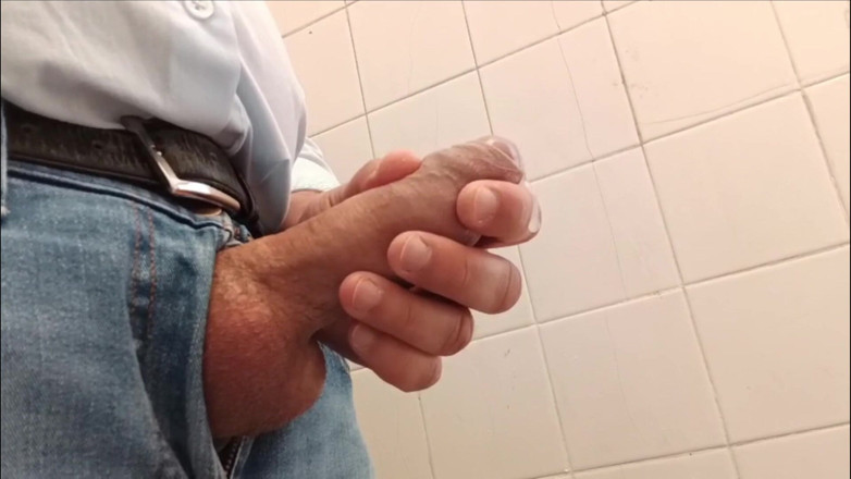 SjAtA94: Uomo maturo si masturba in luoghi pubblici