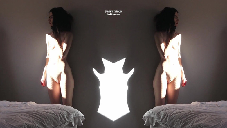 Faith Eros: Une belle-mère attrape ton petit clite - humiliation de masturbation