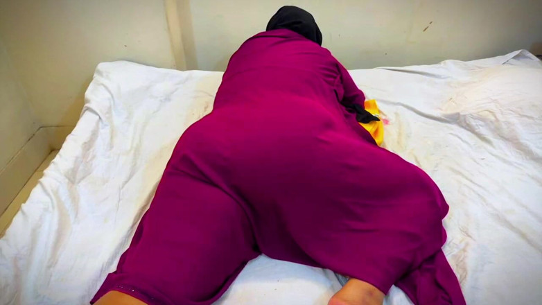 Your Boy's Cum: 내 침대에서 쉬게 하는 레바논 핫한 메이드 그리고 푹신한 엉덩이로 그녀의 큰 엉덩이를 보고 자위를 시작해