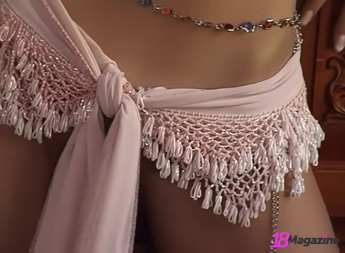 18Magazine: Teen tentazione! La tettona Katie Fey rivela la sua striscia...