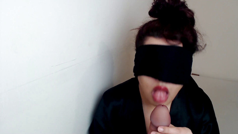 Evelyn Butt: 蒙住眼睛的游戏玩家女孩吮吸陌生人的大鸡巴！