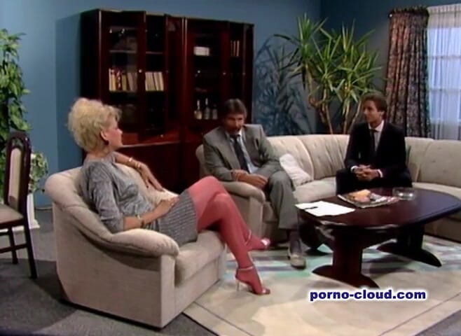 Porno Cloud: 보지를 벌리는 폭시 여자.