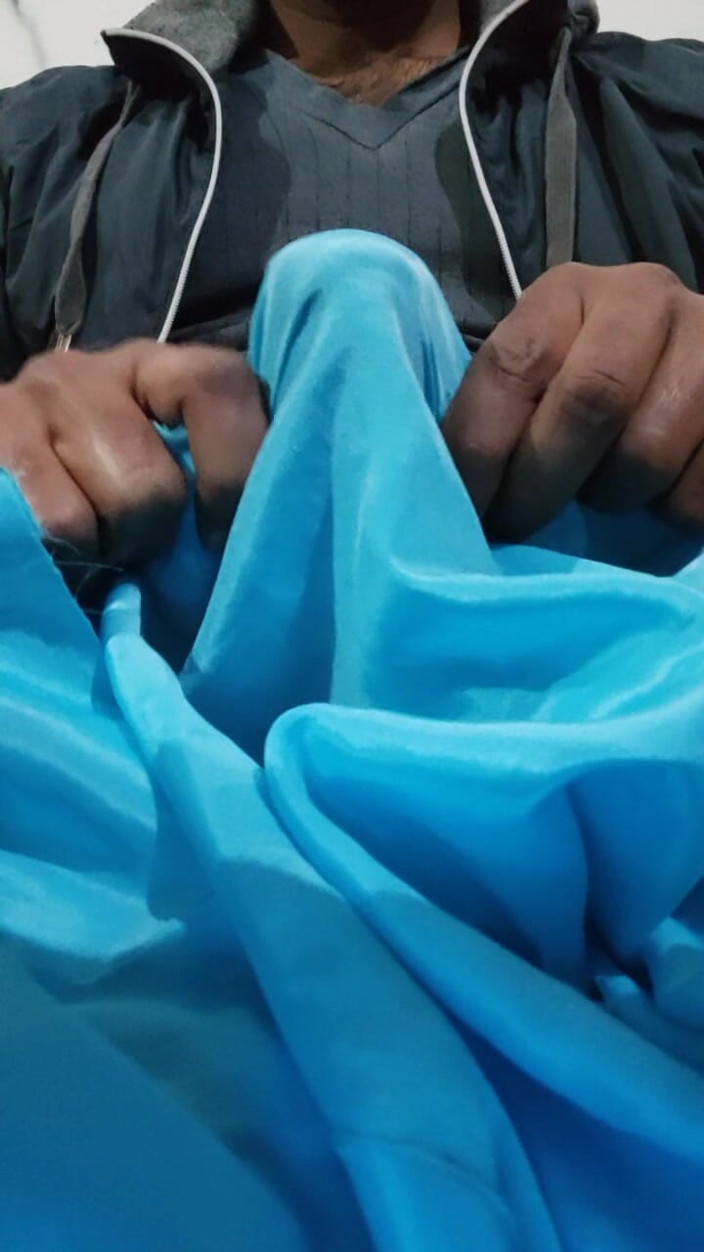 Satin And Silky: साटन रेशमी हाथों से चुदाई पोर्न - चाची के नीले क्रेप साटन रेशमी सलवार के साथ लंड का सिर रगड़ना (38)