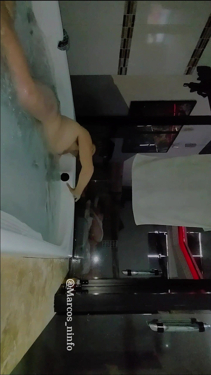 Marcosninfo: J’ai profité de la baignoire nue l’autre jour lors d’une...
