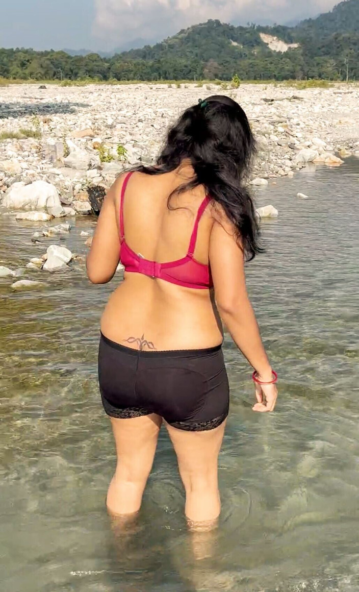 Hot Wife Sumi: Alam berani di luar ruangan.