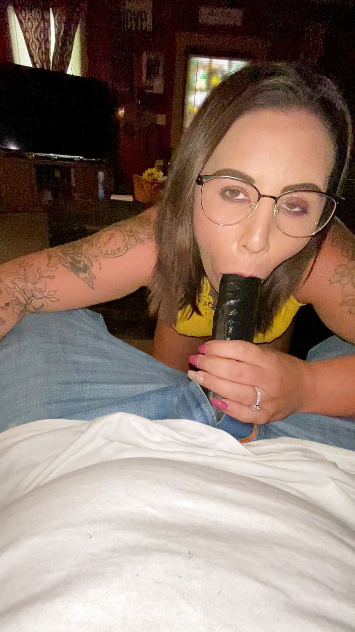 MzKiTTy91: Soție matură sexy cu cur perfect suge o pulă neagră...