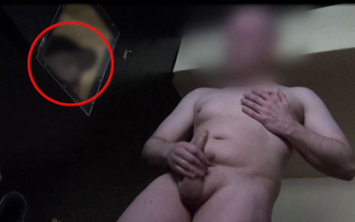 Tobi00815: Extraño me mira de cerca masturbarme en porncinema. Desnudo gloryhole...