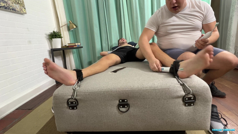 Ticklish Chubs: Dimitri ke lie nee ebi kasarat