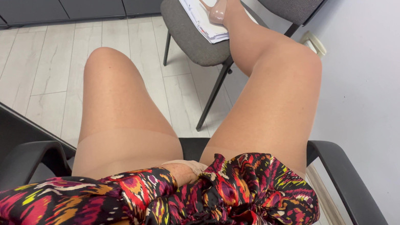 Step Mommy: Une belle-mère sexy et élégante exhibe ses jambes sexy en talons...