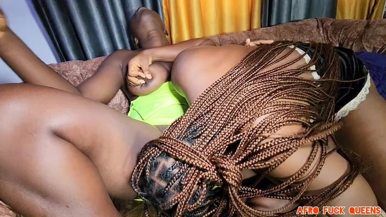 Afro fuck queens: Дві розпусні африканські дівчата грають, відчуваючи одна одну огірком