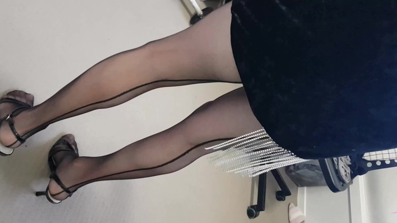 Dani Leg: Dani Leg em meia-calça goza grande no espelho