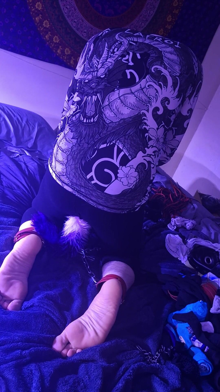 Robert48569: Naken som bär svansplugg själv bondage
