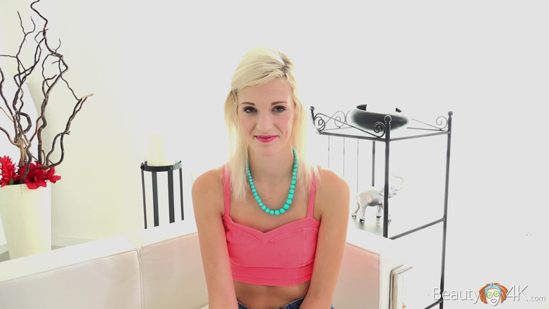 Teen Mega World: Ren blond skönhet