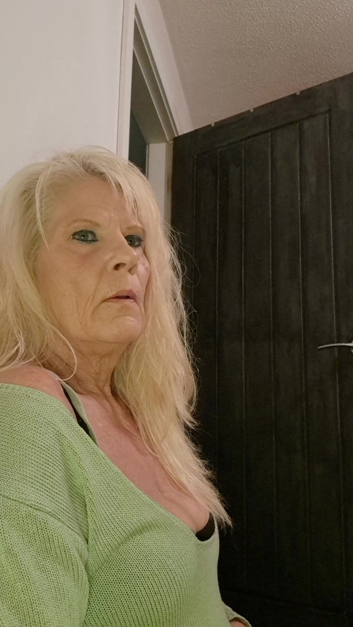 Milf-T: Сексуальна бабуся змушує його Cum.mp4