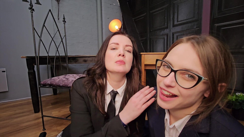Faye Taylor: Chloe et Faye, étudiantes, font un trio avec le directeur