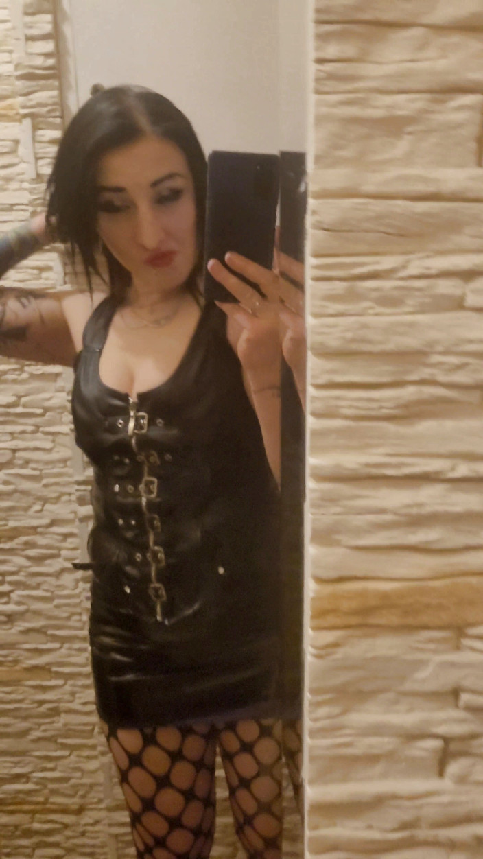 KatrixandCaliforniaLatex: Une déesse pose en latex et montre son cul juteux