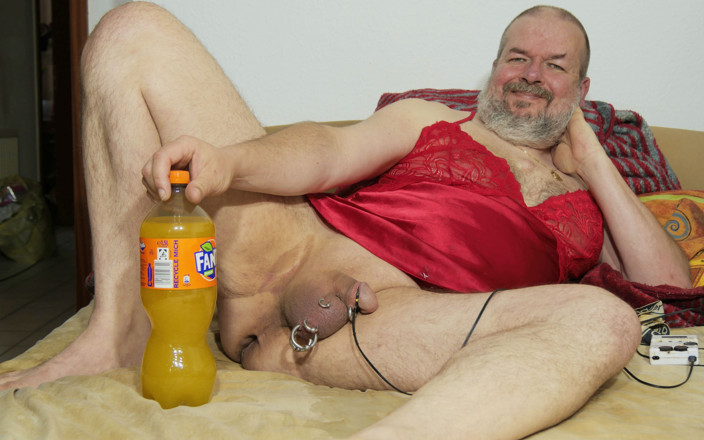 Qualzucht: Analspiele und mega - orgasmus in schönem, rotem nachthemd