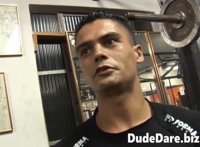 DudeDare: Tio musculoso bombeado en el culo con una polla a...