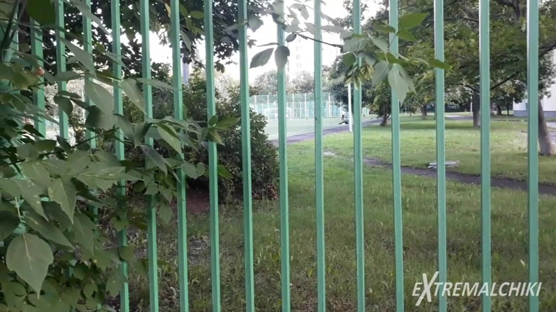 Extremalchiki: Di belakang pemain bola sepak