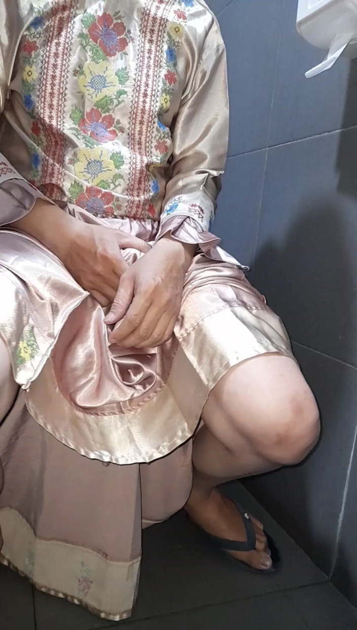 Naomisinka: Transvestiert mit satinset-masturbation