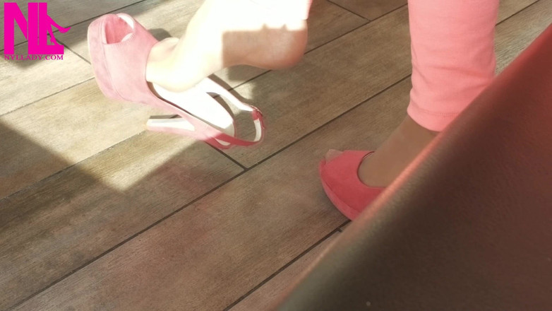 Nyllady: Jeu de chaussures avec des talons hauts dans un bar