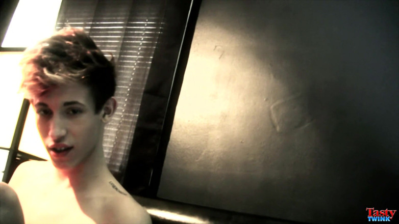 Tasty Twink: Заполняя его маленький горячий рот