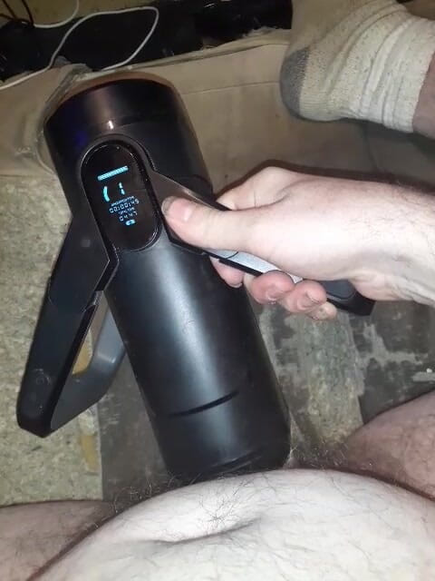 Au79: Masturbation avec un jouet et un chat bot