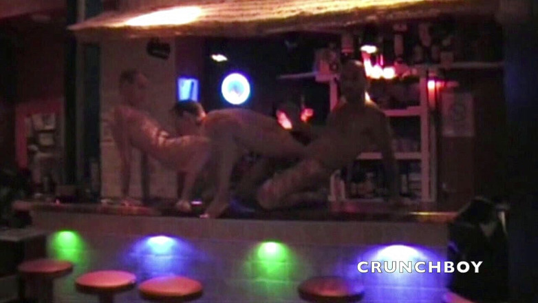 Jess Royan XXX: Trío en bar púbico en sauna