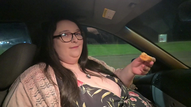 SSBBWLadyBrads: Їсть пончики біля моря