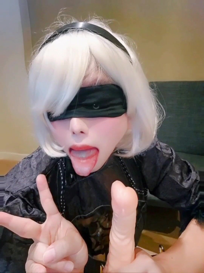 Harinni: 2bコスプレ女は、彼女の太ったチンポを刺激しながらディープスロットを深めすぎて涙を流します。