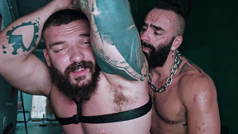 The Bearded Master: Muscle Chlupatá Sub Bondage &amp; Chcaní. Vousatý pán používá perverzní prase