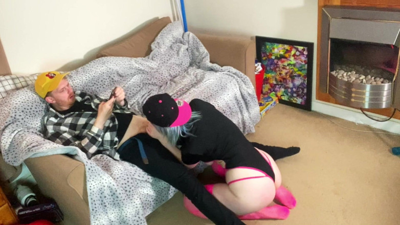 BiMFCoupleUK: Svádění kamaráda prostřednictvím videochatu
