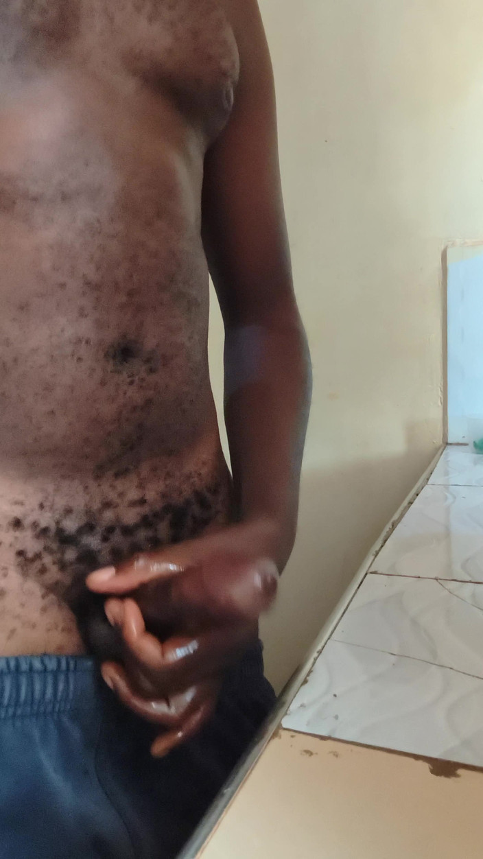 Kenyandick: Solo namorado masturbando seu pau duro no início da manhã...