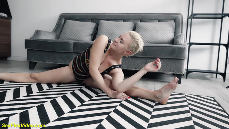 Sexflex video: MILF fleksibel mempermbut dubur ketatnya