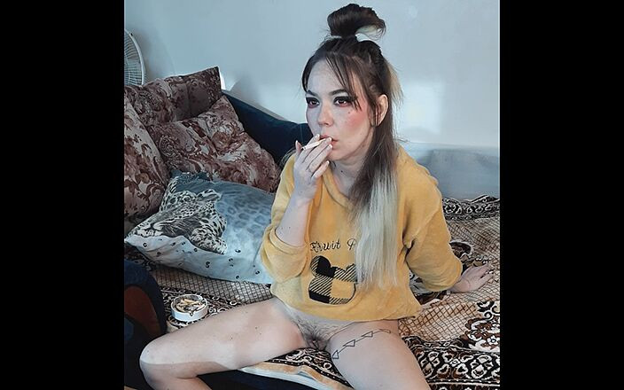 Blowjobs Alice: パンティーのない義理の妹はタバコを吸う