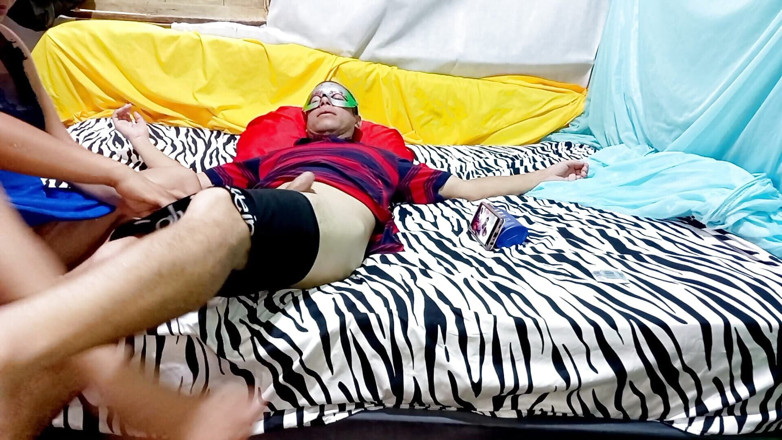 Martin13: Doświadczona pasierbica! Wkłada penisa swojego ojczyma do ust i daje...