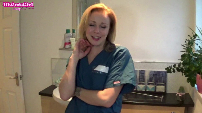 UKCuteGirl Lucy Lauren: Latexhandschuh WICHsanleitung auf dem Zahnstuhl, freche krankenschwester pOV