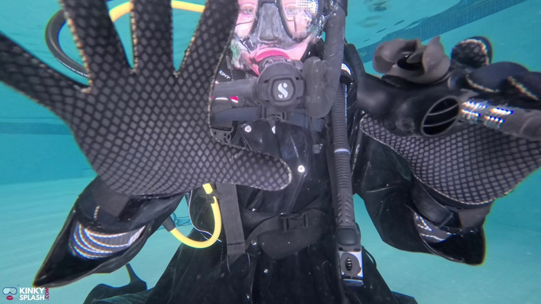 UKCuteGirl Lucy Lauren: Підводне домінування в повному scuba gear
