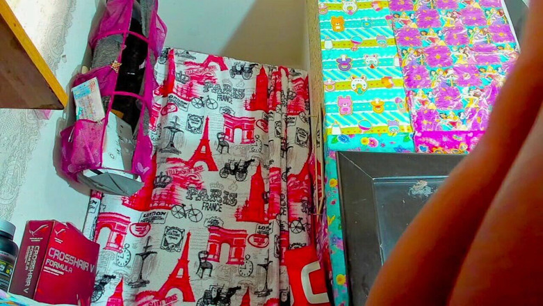 Barbychocolat: Tu baisses mon short et tu peux voir ma chatte...