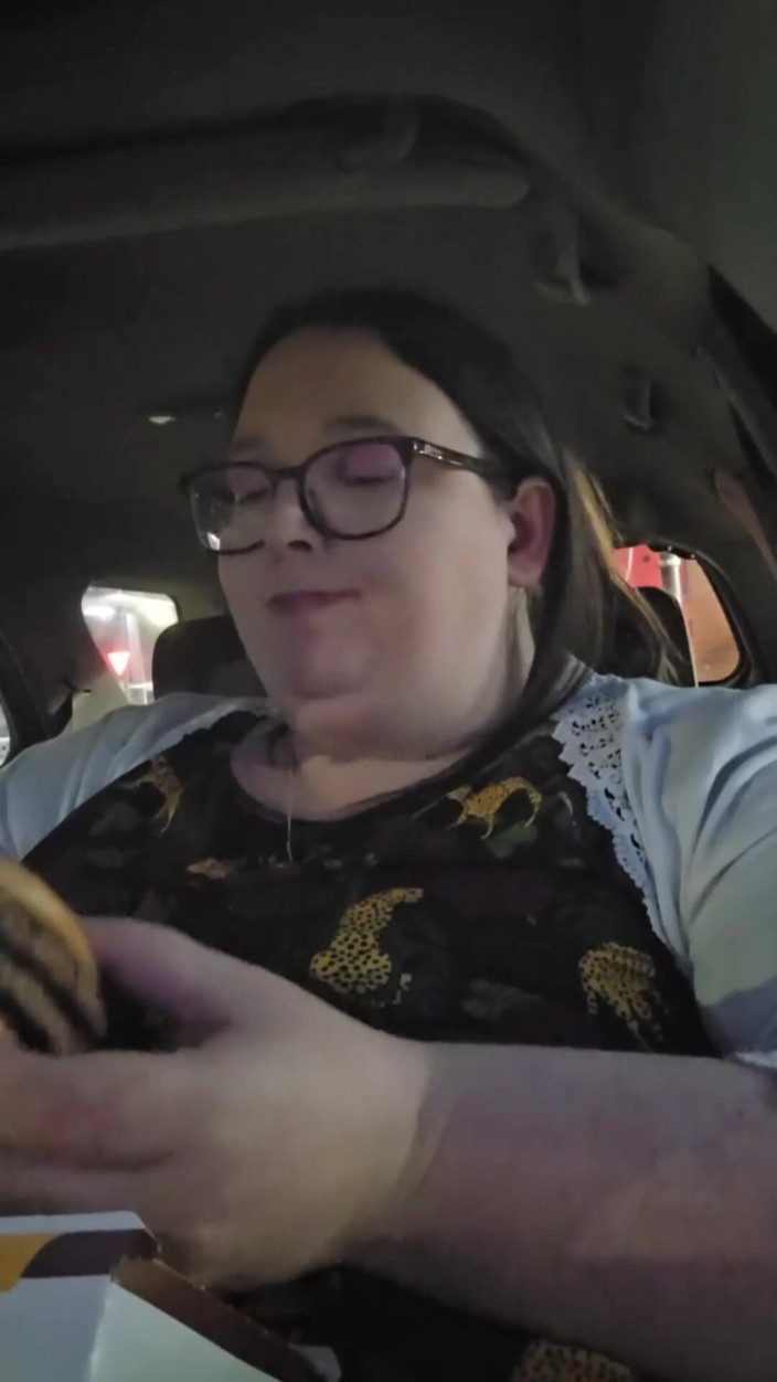 SSBBWLadyBrads: Mangiare mcdonalds in macchina